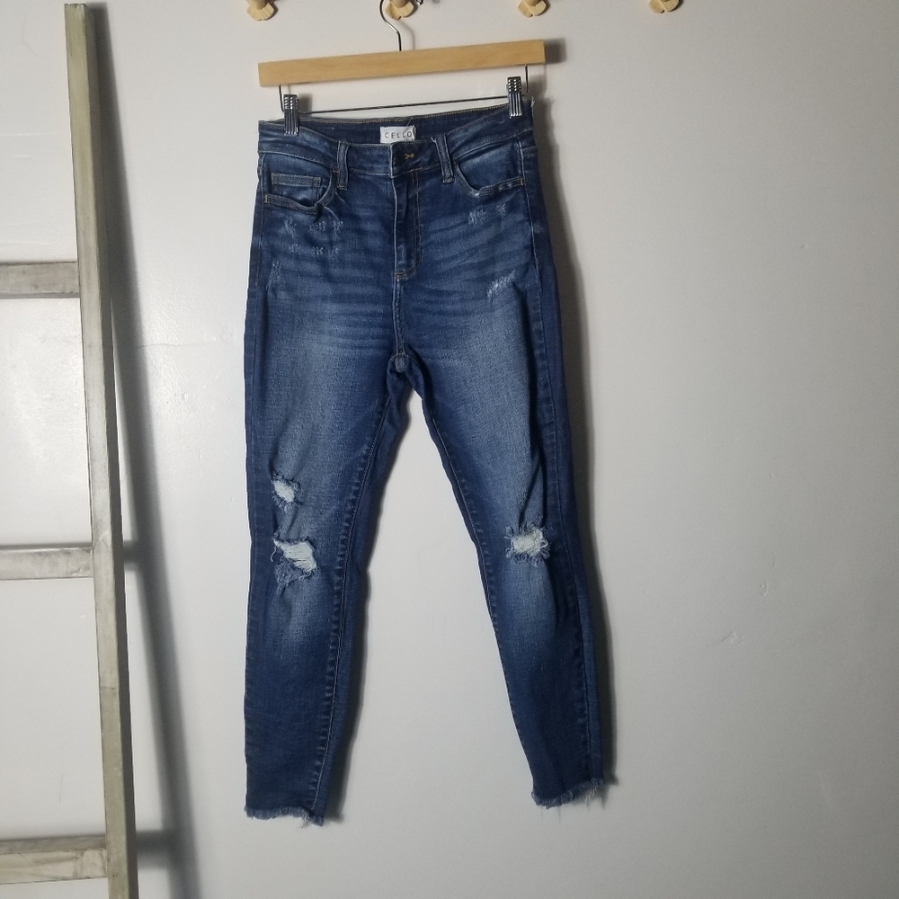 CELLO DISTRESSED JEANS SIZE 5